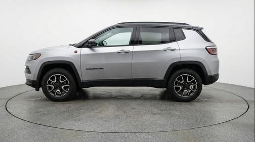 Silver Zynith Metallic Clearcoat 2025 Jeep Compass Trailhawk
