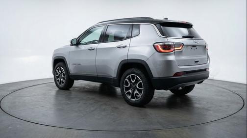 Silver Zynith Metallic Clearcoat 2025 Jeep Compass Trailhawk
