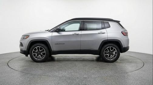 Silver Zynith Metallic Clearcoat 2025 Jeep Compass Trailhawk