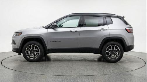 Silver Zynith Metallic Clearcoat 2025 Jeep Compass Trailhawk