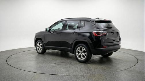 Diamond Black Crystal Pearlcoat 2025 Jeep Compass Latitude
