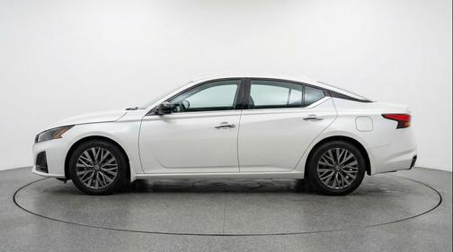 Glacier White 2025 Nissan Altima SV FWD