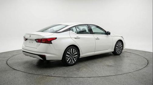 Glacier White 2025 Nissan Altima SV FWD