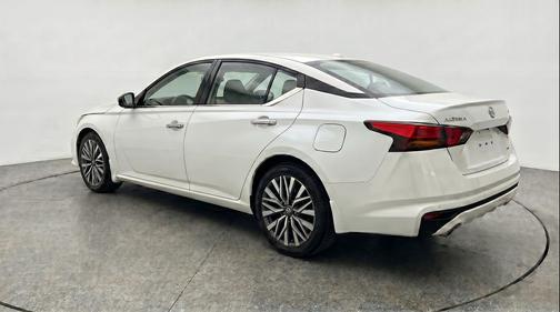Glacier White 2025 Nissan Altima SV FWD