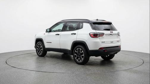 Bright White Clearcoat 2025 Jeep Compass Trailhawk