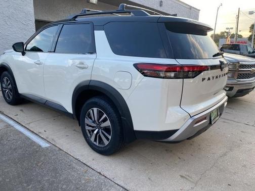 2023 Nissan Pathfinder SL 4WD