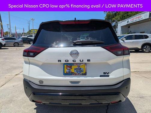 Pearl White Tricoat/Super Black 2023 Nissan Rogue SV