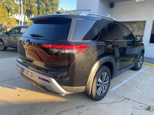 2022 Nissan Pathfinder SL 2WD