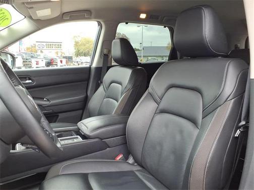 2025 Nissan Pathfinder SL FWD