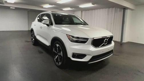 White 2021 Volvo XC40 T5 Momentum
