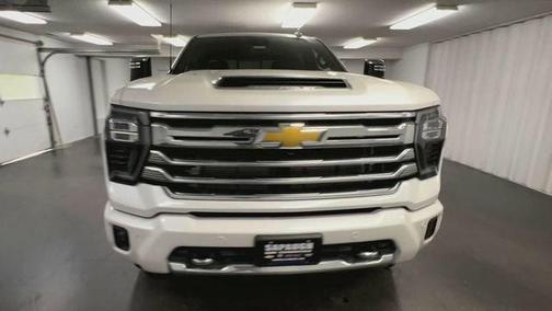 Iridescent Pearl Tricoat 2025 Chevrolet Silverado 2500 High Country