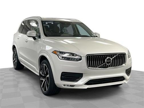 2022 Volvo XC90 T6 Momentum