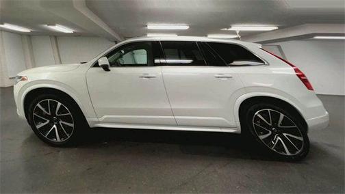 2022 Volvo XC90 T6 Momentum