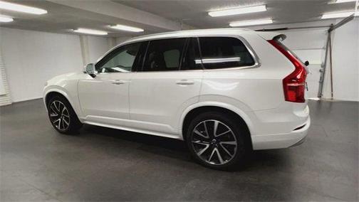 2022 Volvo XC90 T6 Momentum