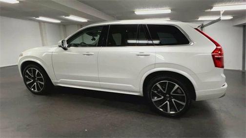 2022 Volvo XC90 T6 Momentum