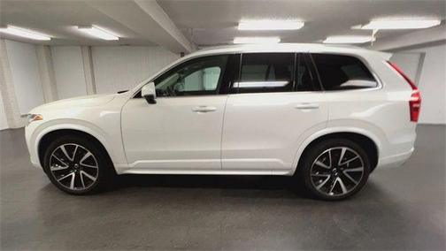 2022 Volvo XC90 T6 Momentum