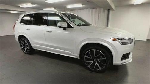 2022 Volvo XC90 T6 Momentum