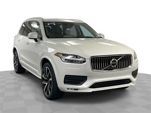 2022 Volvo XC90 T6 Momentum