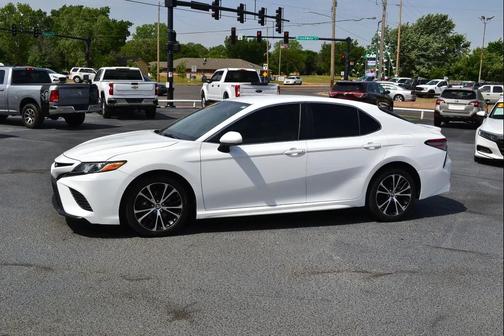 White 2018 Toyota Camry SE