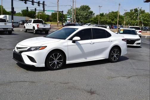 White 2018 Toyota Camry SE