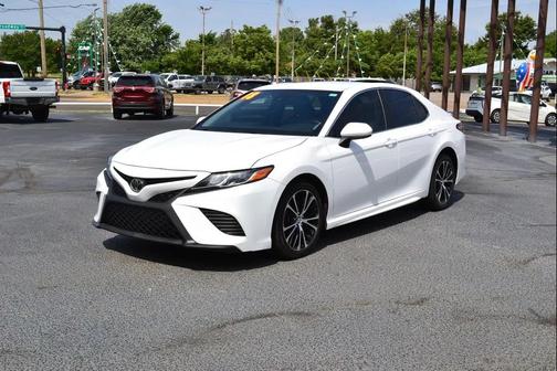 White 2018 Toyota Camry SE