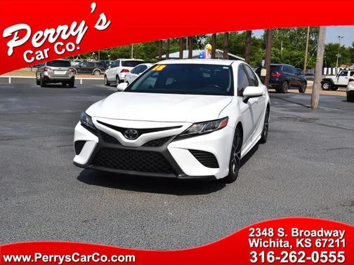 White 2018 Toyota Camry SE