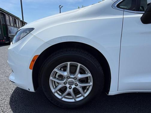 Bright White Clearcoat 2023 Chrysler Voyager LX