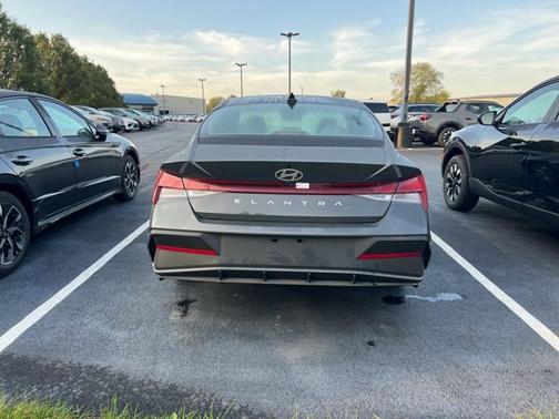 2025 Hyundai ELANTRA SE