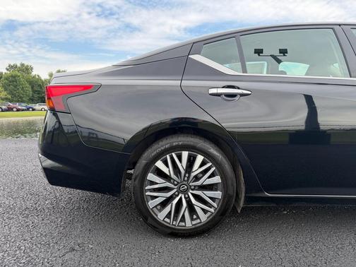 Super Black 2024 Nissan Altima 2.5 SV