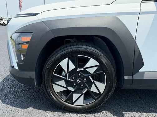 Atlas White 2024 Hyundai KONA SEL