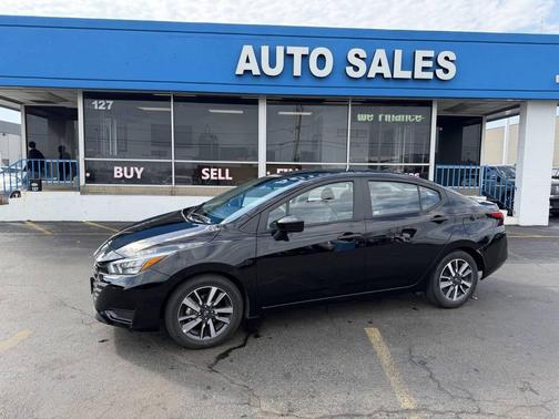 Super Black 2025 Nissan Versa 1.6 SV