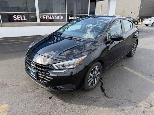 Super Black 2025 Nissan Versa 1.6 SV