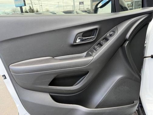 Summit White 2020 Chevrolet Trax LT