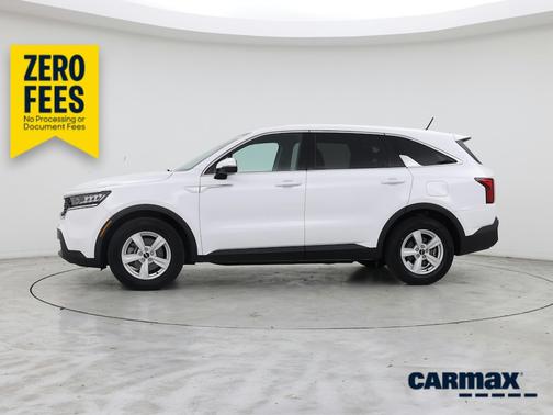 White 2023 Kia Sorento LX