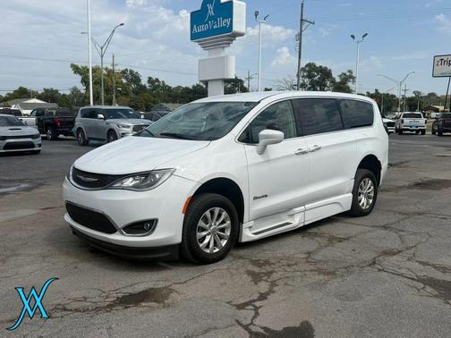 Bright White Clearcoat 2018 Chrysler Pacifica Touring Plus