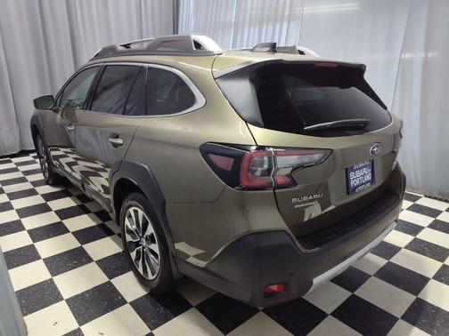 Autumn Green Metallic/Crystal Black Silica 2025 Subaru Outback Touring