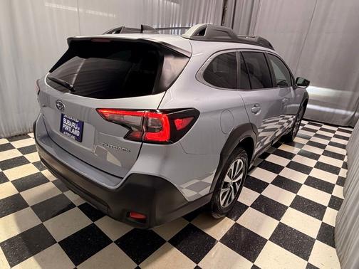 Ice Silver Metallic 2024 Subaru Outback Base
