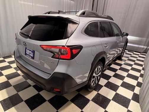 Ice Silver Metallic 2024 Subaru Outback Base