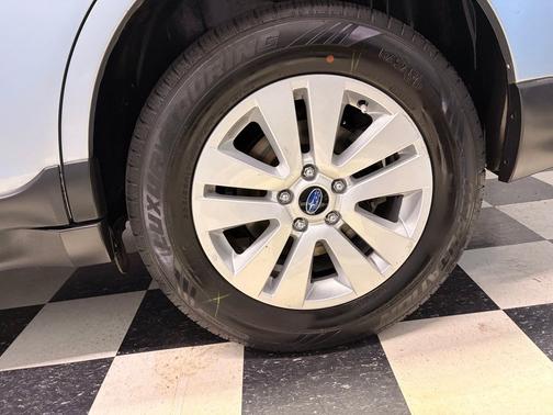 Ice Silver Metallic 2019 Subaru Outback 2.5i