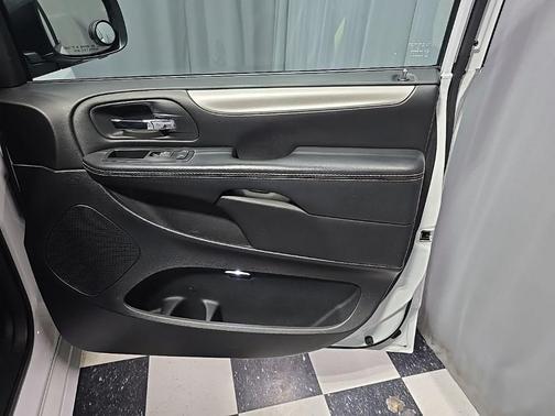 Bright White Clearcoat 2015 Dodge Grand Caravan AVP/SE