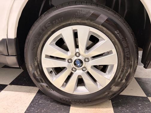 Crystal White Pearl 2016 Subaru Outback 2.5i Premium
