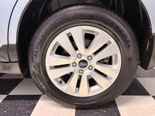 Ice Silver Metallic 2017 Subaru Outback 2.5i Premium