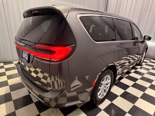 Crystal Metallic 2023 Chrysler Pacifica Touring L