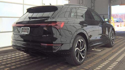 Mythos Black Metallic 2024 Audi Q8 e-tron Premium Plus