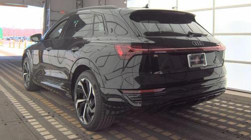 Mythos Black Metallic 2024 Audi Q8 e-tron Premium Plus