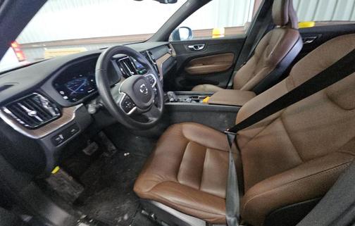 2022 Volvo XC60 B5 Momentum