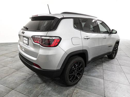 Silver Zynith Metallic Clearcoat 2026 Jeep Compass Latitude
