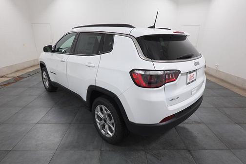 Bright White Clearcoat 2026 Jeep Compass Latitude