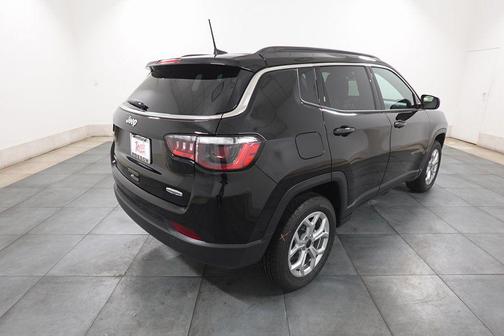 Diamond Black Crystal Pearlcoat 2026 Jeep Compass Latitude