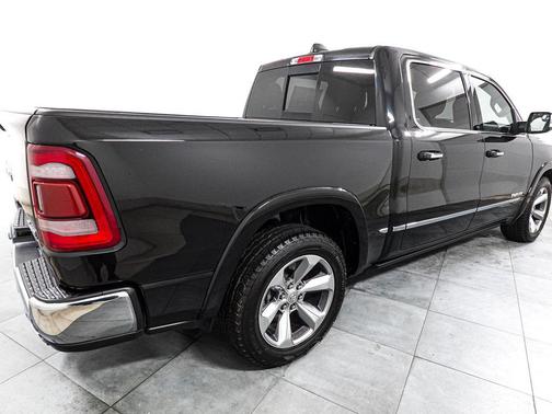 Diamond Black Crystal Pearlcoat 2022 RAM 1500 Limited